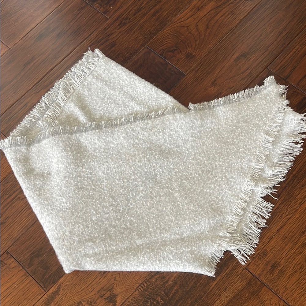 VERA MODA Elegant Gray Fringe Wrap
